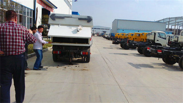 內(nèi)蒙客商正在參觀五十鈴<a href=http://www.vxim.cn/saoluche/ target=_blank class=infotextkey>掃路車</a>