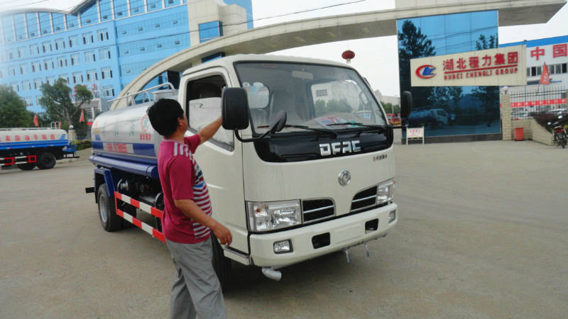 正在給5噸<a href=http://www.vxim.cn/ssc target=_blank class=infotextkey>灑水車</a>做出廠前準備