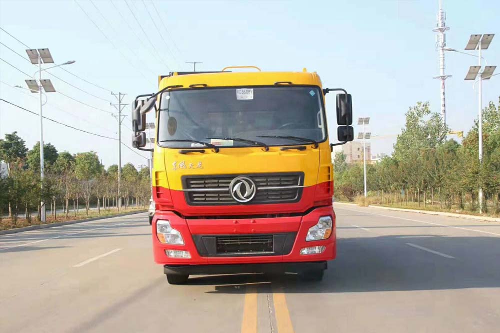 東風(fēng)天龍后八輪國六清洗吸污車帶副發(fā)動機圖片3