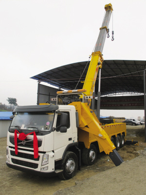 昨日，目前國內(nèi)最大噸位的道路<a href=http://www.vxim.cn/qzc/ target=_blank class=infotextkey>清障車</a>正式“落戶”貴陽。該清障車車價近300萬元，集吊裝、拖車于一體，最大起吊高度13.2米，最大拖牽重量54噸，最大起吊重量60噸，可安全快速地對交通事故中側(cè)翻的重型貨車、重型<a href=http://www.vxim.cn/ygc/ target=_blank class=infotextkey>油罐車</a>等進(jìn)行起吊、救援和拖運(yùn)，及時恢復(fù)現(xiàn)場交通。曾秦 攝