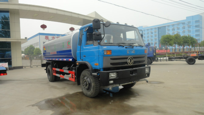 程力廠門 前的東風(fēng)153<a href=http://www.vxim.cn/ssc target=_blank class=infotextkey>灑水車</a>