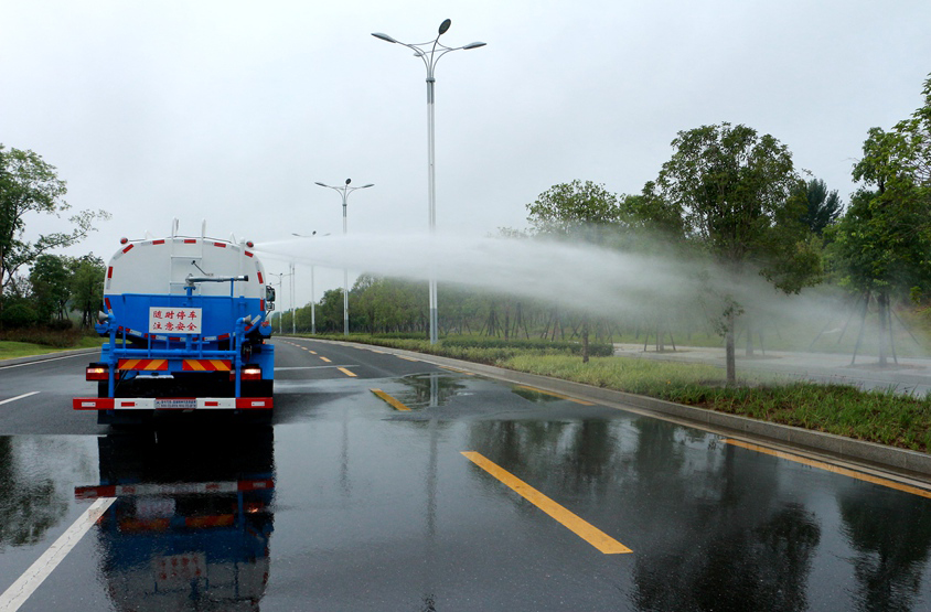 國(guó)六13方東風(fēng)灑水車(chē)頂噴功能演示